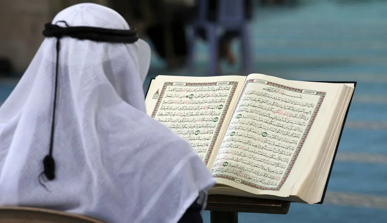 Seorang lelaki tua membaca ayat-ayat Alquran saat menunggu waktu berbuka puasa selama bulan suci Ramadhan di Masjid Al-Omari, Kota Gaza, Palestina, 13 April 2022. (AP Photo/Adel Hana)