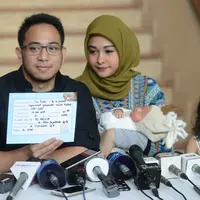Poppy Bunga baru saja melahirkan anak keduanya secara caesar. Bayi lelaki-laki tersebut lahir dengan berat 3,4 kg dan tinggi 51 cm. Lahir secara caesar dan diberinama Muhammad Arkandra Malik Riphat. (Nurwahyunan/Bintang.com)