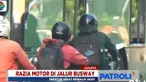 Pengendara yang nekad kabur, bahkan menyalip diantara bus Transjakarta dengan mengabaikan keselamatan mereka.