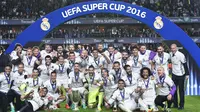Para pemain Real Madrid merayakan keberhasilan meraih trofi Piala Super 2016 usai mengalahkan Sevilla FC di Lerkendal Stadion in Trondheim, (9/8/2016).  (AFP/Jonathan Nackstrand)