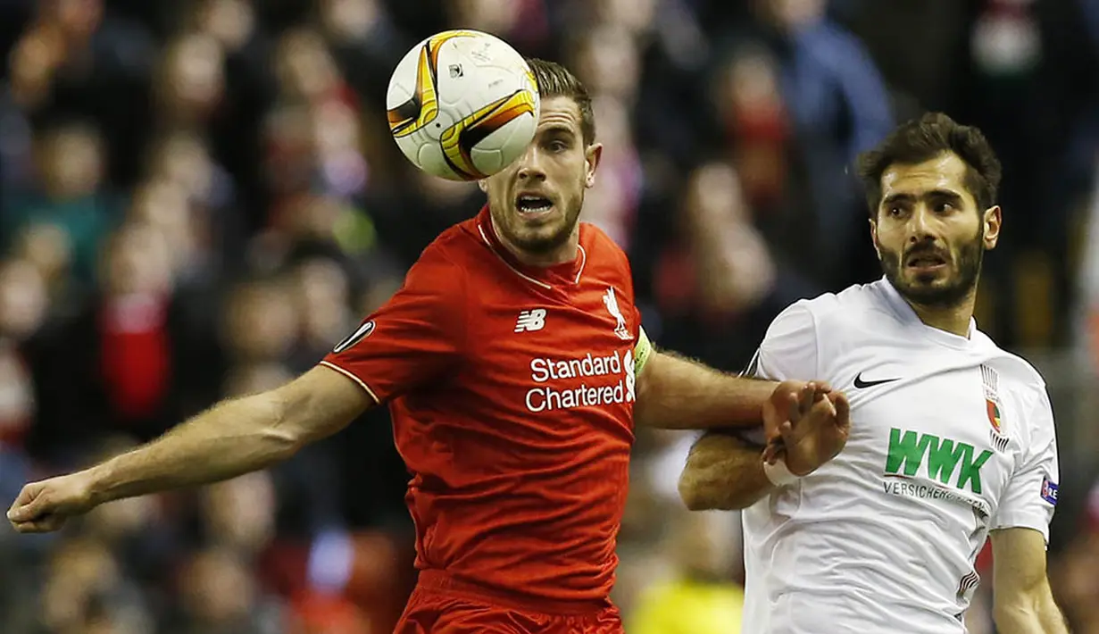 Pemain Liverpool, Jordan Henderson, duel udara dengan pemain Augsburg, Halil Altintop. Hasil ini membawa The Reds lolos ke babak 16 besar Liga Europa. (Reuters/Andrew Yates)