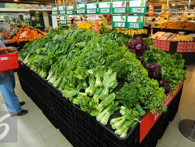 Seorang pembeli memilih sayur-mayur di sebuah supermarket di Jakarta, Jumat (19/6/2015). Berbagai jenis sayuran antara lain seperti cabai merah, kacang panjang, timun, bawang merah, mengalami kenaikan di awal bulan puasa. (Liputan6.com/Faizal Fanani)