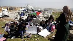 Anak-anak belajar di antara puing-puing sekolah mereka yang hancur di Desa Abu Nuwar, Tepi Barat, Palestina, Minggu (4/2). Hal itu dilakukan setelah tentara Israel menghancurkan sekolah mereka. (AP Photo/Mahmoud Illean)