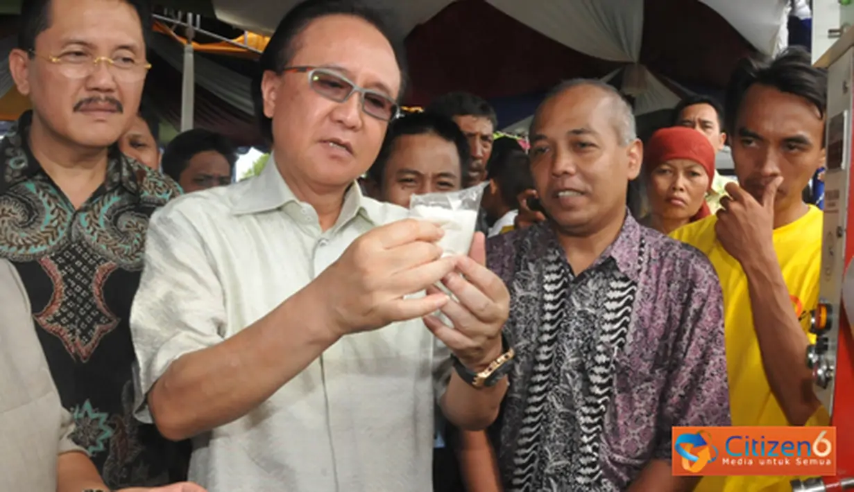 Citizen6, Losari: Menteri Kelautan dan Perikanan Sharif C Sutardjo, didamping Gubernur Jabar Ahmad Heryawan, menyaksikan demo pengemasan garam skala kelompok usaha masyarakat di Desa Ambulu, Cirebon. (Pengirim: Efrimal Bahri)
