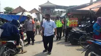 Polisi berikan masker kepada pengguna jalan di Bekasi yang kedapatan tidak memakai masker. (Liputan6.com/Bam Sinulingga)