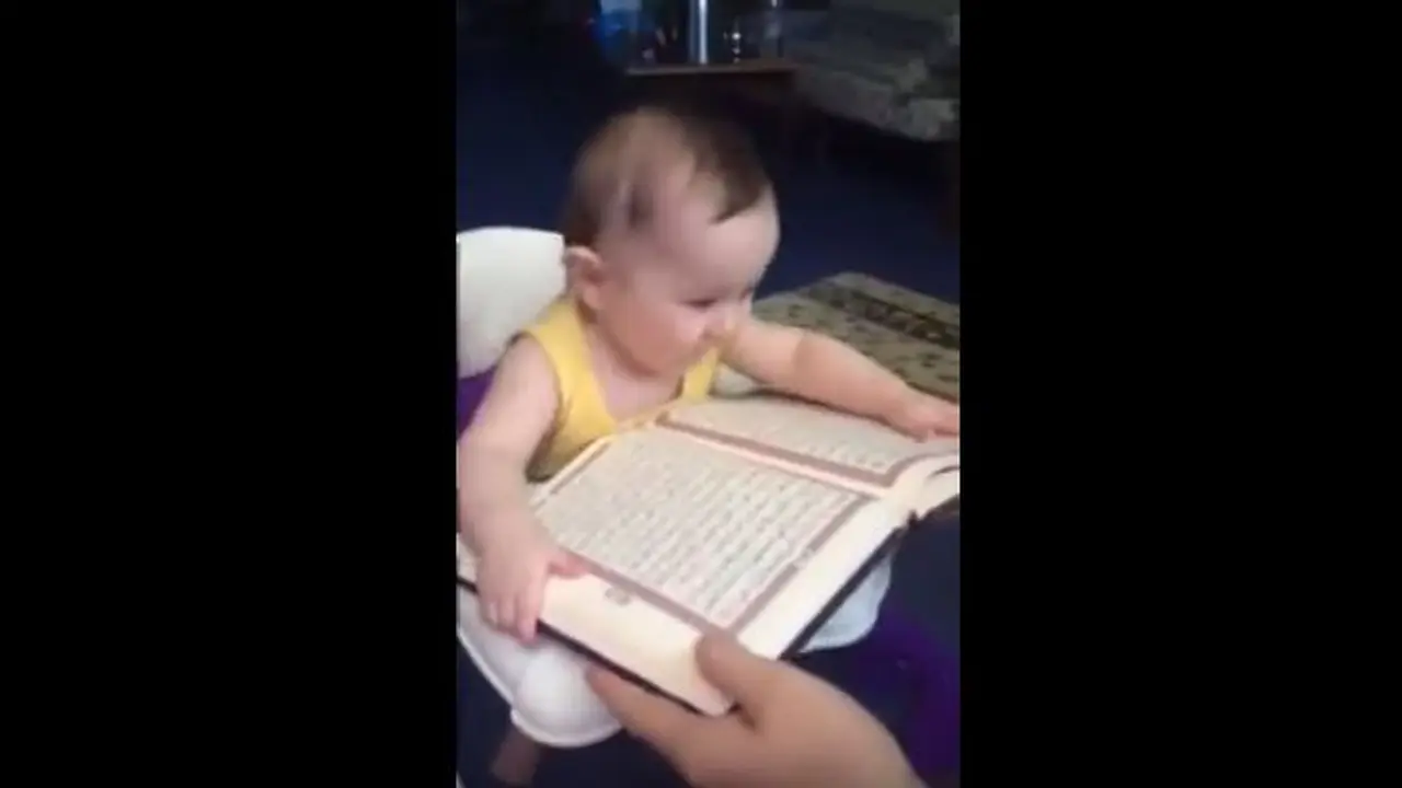 Bayi Ini Menangis Saat Alquran Ditutup dan Diganti Buku Lain