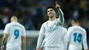 Gelandang Real Madrid, Marco Asensio melakukan selebrasi usai mencetak gol ke gawang Las Palmas pada lanjutan La Liga Spanyol di Stadion Santiago Bernabeu, Madrid (5/11). Madrid menang telak 3-0 atas Las Palmas. (AP Photo/Francisco Seco)