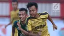 Pemain Bhayangkara FC, M Hargianto (kanan) berebut dengan pemain Persebaya, Irfan Jaya pada lanjutan Go-Jek Liga 1 Indonesia bersama Bukalapak di Lapangan PTIK, Jakarta, Rabu (11/7). Laga berakhir imbang. (Liputan6.com/Helmi Fthriansyah)