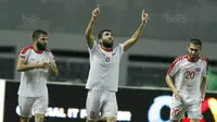 Gelandang Suriah U-23, Mouhamad Anes, melakukan selebrasi usai mencetak gol ke gawang Indonesia pada laga persahabatan di Stadion Wibawa Mukti, Cikarang, Sabtu (18/11/2017). Indonesia kalah 0-1 dari Suriah U-23. (Bola.com/ M Iqbal Ichsan)