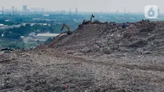 Foto udara sampah yang menggunung di kawasan Tempat Pembuangan Sampah Terpadu (TPST) Bantar Gebang, Bekasi, Jawa Barat, Kamis (2/5/2024). (merdeka.com/Arie Basuki)