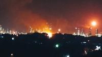 Penampakan api usai ledakan kilang minyak putri tujuh Pertamina Dumai. (Liputan6.com/M Syukur)