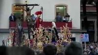 Ribuan umat Katolik Spanyol memadati pinggiran jalan raya Kota Sevilla untuk mengikuti ritual Pekan Suci (Liputan 6 SCTV).