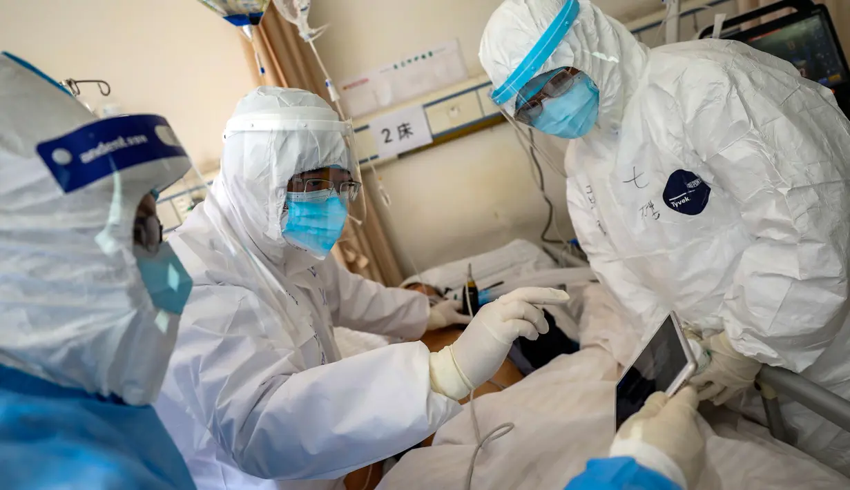 Pekerja medis memindai pasien virus corona atau COVID-19 di sebuah rumah sakit di Wuhan, Provinsi Hubei, China, Minggu (16/2/2020). Sebanyak 1.716 pekerja medis dilaporkan terinfeksi virus corona. (Chinatopix via AP)