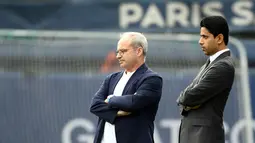 Presiden PSG Nasser Al-Khelaifi dan manajer Luis Campos memantau langsung sesi latihan Neymar dan kawan-kawan jelang hadapi Juventus di Liga Champions. (AFP/Frank Fife)