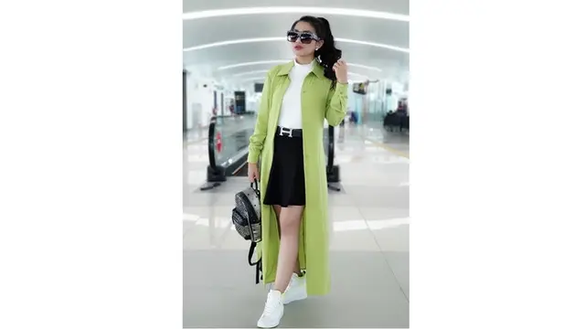 7 Gaya Modis Fitri Carlina Saat Di Bandara, Tampil Kece dan Mempesona