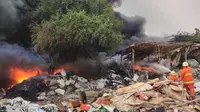 Lapak plastik dekat bandara Soetta terbakar.