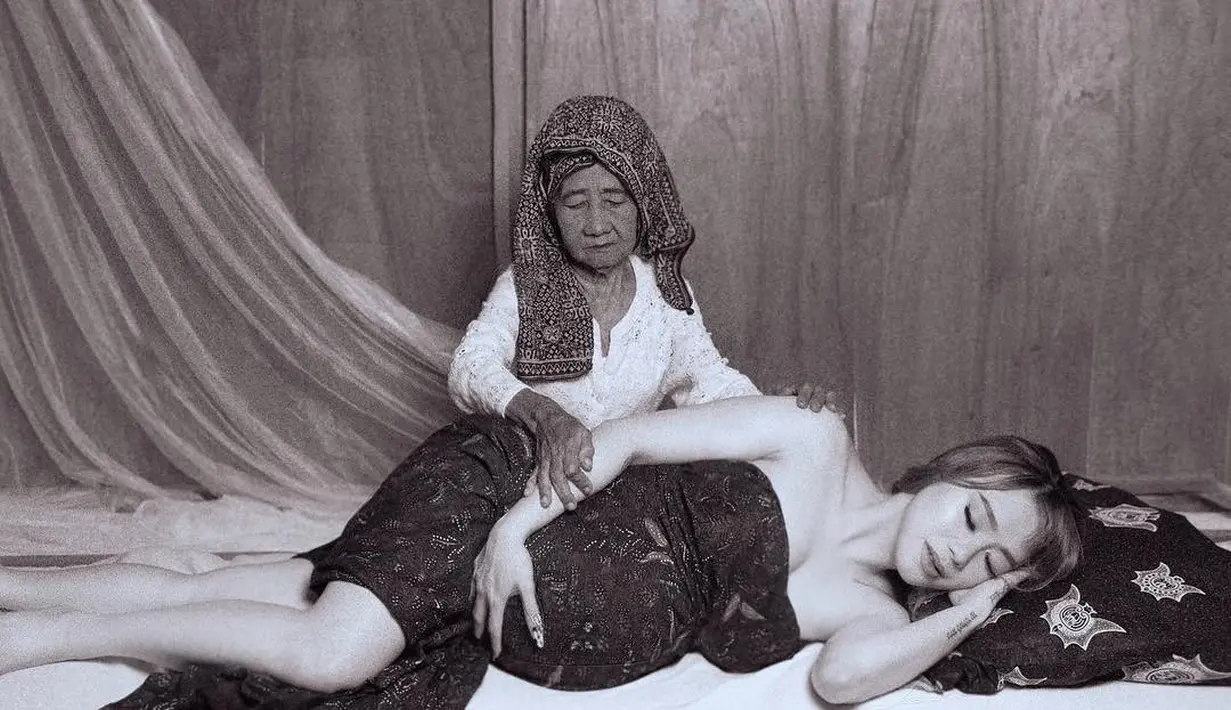 Foto maternity keduanya berbeda dari biasanya yang dilakukan para selebriti selama ini. Moa seakan menahan rasa sakit saat melahirkan dibantu dengan dukun beranak. Dukun yang biasa membantu saat akan melahirkan jaman dulu. (instagram/mariophotographie)