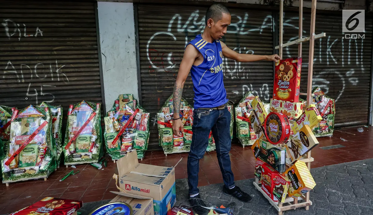 Penjual menata parcel sebelum dijual dikawasan Cikini, Jakarta, Sabtu (17/6). Penjual parcel mengaku menjelang Lebaran permintaan parcel dari harga Rp100 ribu hingga dua juta rupiah mulai mengalami peningkatan. (Liputan6.com/Faizal Fanani)