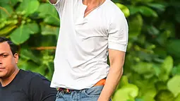 Shah Rukh Khan memberikan isyarat kepada penggemar pada perayaan ulang tahunnya ke-54 dari balkon rumah King of Bollywood itu di Mumbai, Sabtu (2/11/2019). Melalui balkon rumahnya, Shah Rukh Khan menyapa dan menyampaikan rasa terima kasihnya kepada penggemarnya yang sudah hadir. (Sujit Jaiswal/AFP)