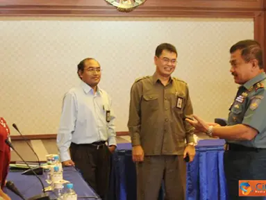 Citizen6, Jakarta: Pangkolinlamil Laksda TNI S.M. Darojatim menyambut kedatangan Tim BPK RI yang akan melaksanakan wasrik di Kolinlamil, Selasa (9/10). (Pengirim: Dispenkolinlamil).