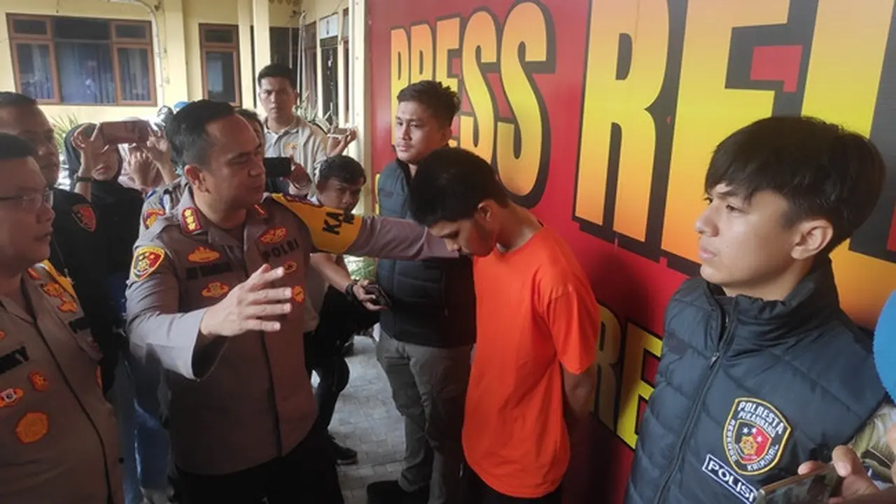 Kepala Polresta Pekanbaru Kombes Jefri Siagian berbincang dengan tersangka penyebar video porno mantan pacar ke media sosial.