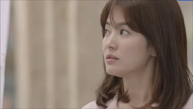 Gaya andalan Song Hye Kyo saat memerankan Dr. Kang Mo Yeon.