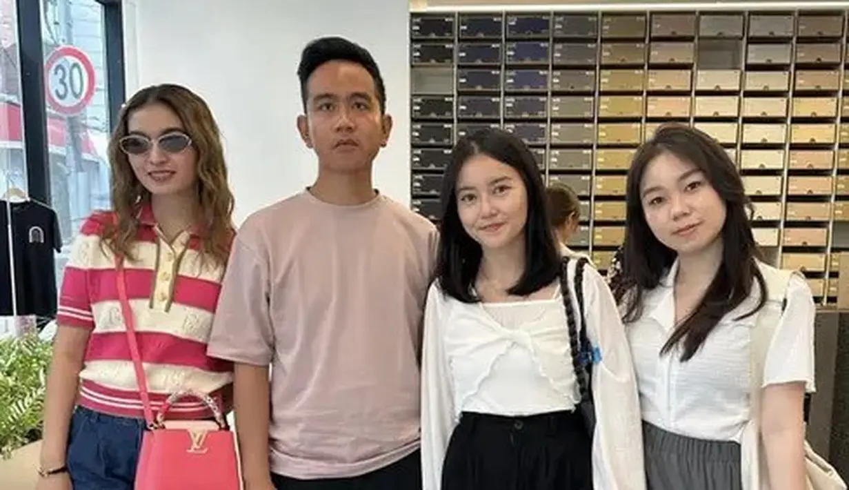 Sedangkan Selvi Ananda saat berada di Korea Selatan membawa tas Louis Vuitton warna pink seharga Rp107 juta. [@haniegetti]