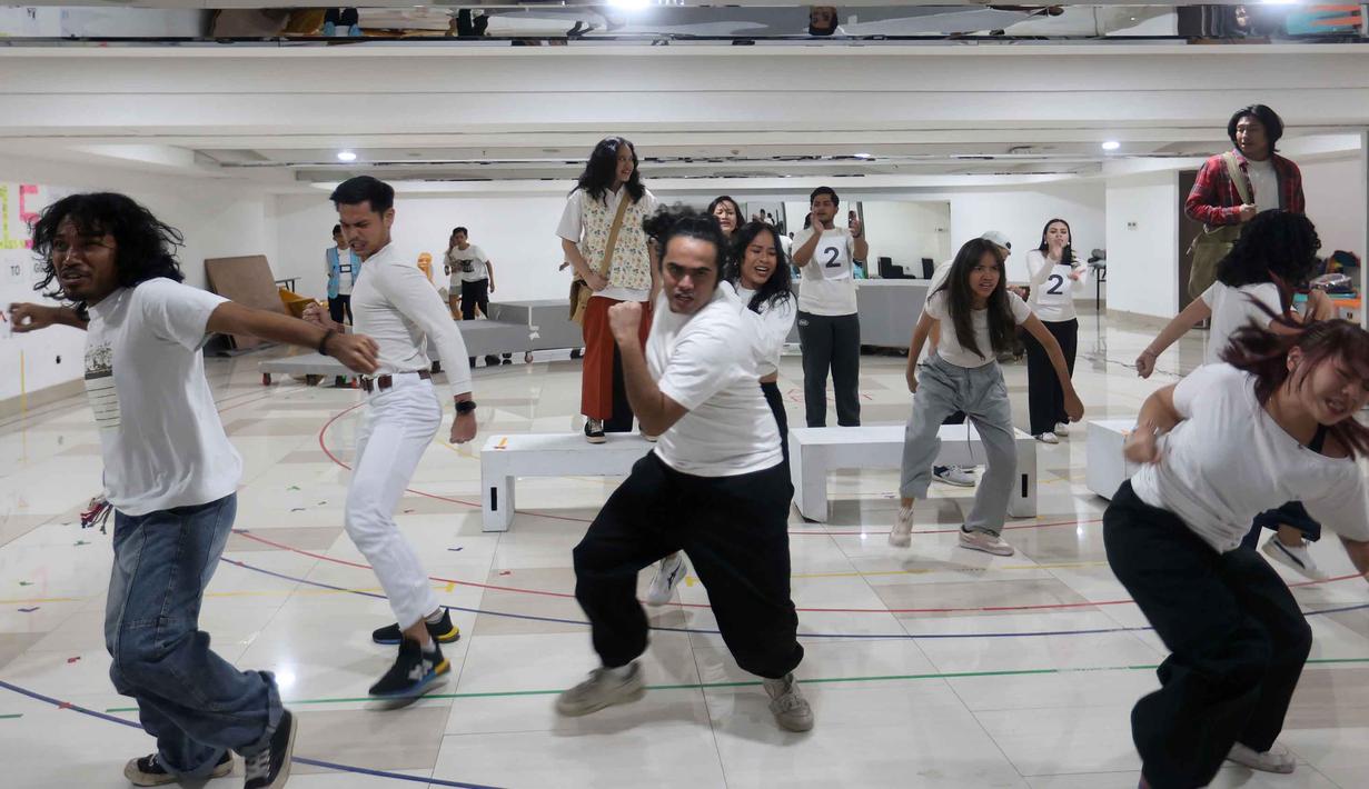 Kisah ini untuk menghidupkan lagi mimpi-mimpi melalui kisah Kugy dan Keenan, dua jiwa muda yang sama-sama lahir dengan darah seni. Tampak dalam foto, pelakon musikal Perahu Kertas berakting pada sesi latihan di Ciputra Artpreneur, Jakarta, Kamis (15/1/2026). (KapanLagi.com/Budy Santoso)