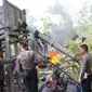 Personel Polres Indragiri Hulu membakar alat penambangan emas tanpa izin. (Liputan6.com/M Syukur)