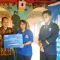 Penyerahan Donasi Komputer oleh CEO XL, Dian Siswarini, kepada SMAN 1 Gantong dan SMA Perkib di Belitung Timur secara simbolis. Liputan6.com Dewi Widya Ningrum