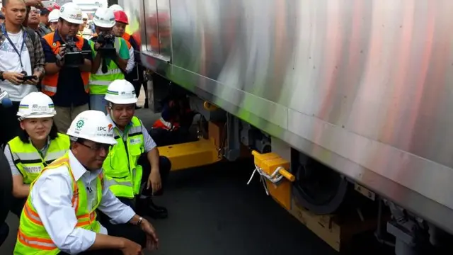 Menteri Perhubungan Budi Karya Sumadi  mengecek gerbong Mass Rapid Transit (MRT) di Pelabuhan Tanjung Priok, Jakarta Utara, Kamis (5/4/2018).