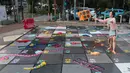Pengunjung bermain ular tangga pada pameran seni rupa kontemporer luar ruang Jakarta Provoke! di Taman Menteng, Jakarta Pusat, Jumat (17/7/2026). Pameran gratis yang berlangsung hingga 26 Juli 2026 ini menghadirkan 25 karya dari 25 seniman dan kolektif tentang dinamika kehidupan Jakarta. (KLY/Budy Santoso)