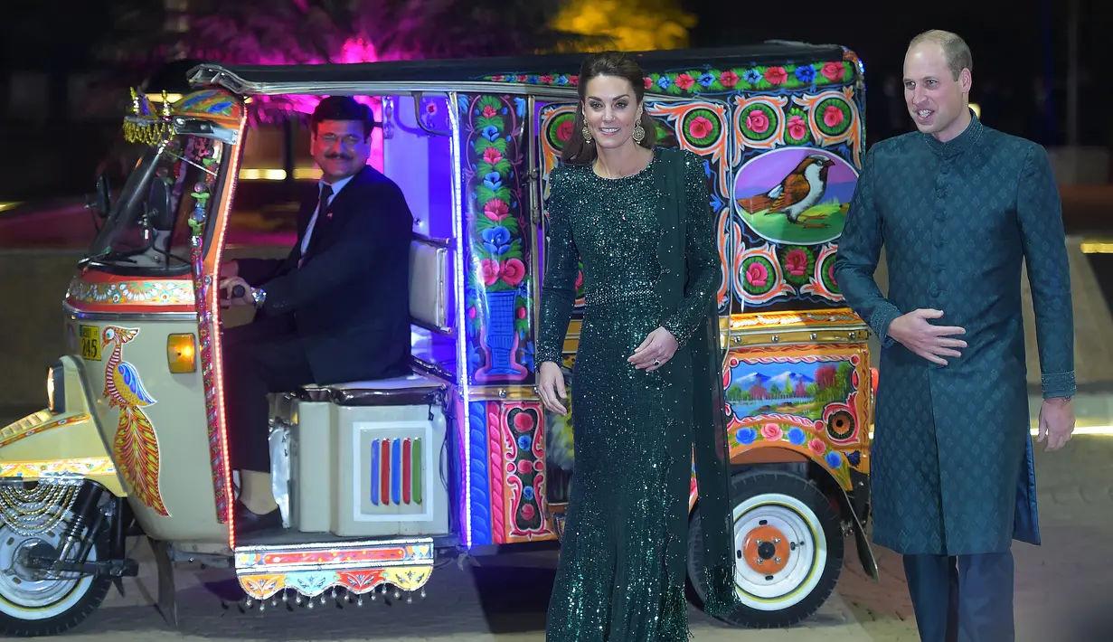 Pangeran William dan Duchess of Cambridge, Kate Middleton tiba menggunakan bajaj menghadiri acara yang diadakan Komisaris Tinggi Inggris untuk Pakistan di Islamabad, Pakistan (15/10/2019). Kunjungan Pangeran William dan Kate Middleton ini dalam rangka tur kunjungan kerja. (AFP/Aamir Qureshi)