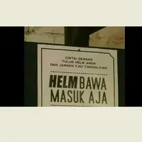 Kamu pernah kehilangan helm waktu diparkiran? Coba baca pengumuman ini. (Foto: Instagram/1cak.com)