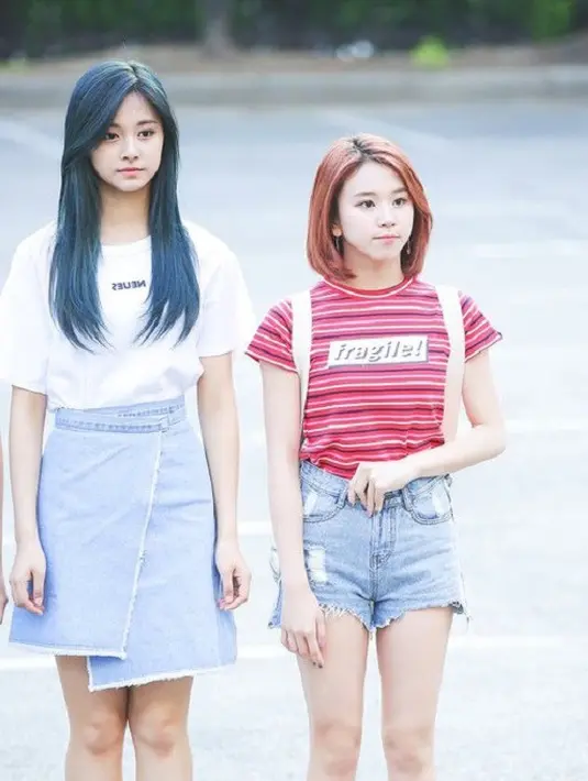 Tzuyu menjadi personel paling tinggi di TWICE. Ceewk cantik ini mempunyai tinggi 171 cm. Lihat betapa menjulangnya Tzuyu saat berdiri berdampingan dengan Chaeyoung. (Foto: soompi.com)