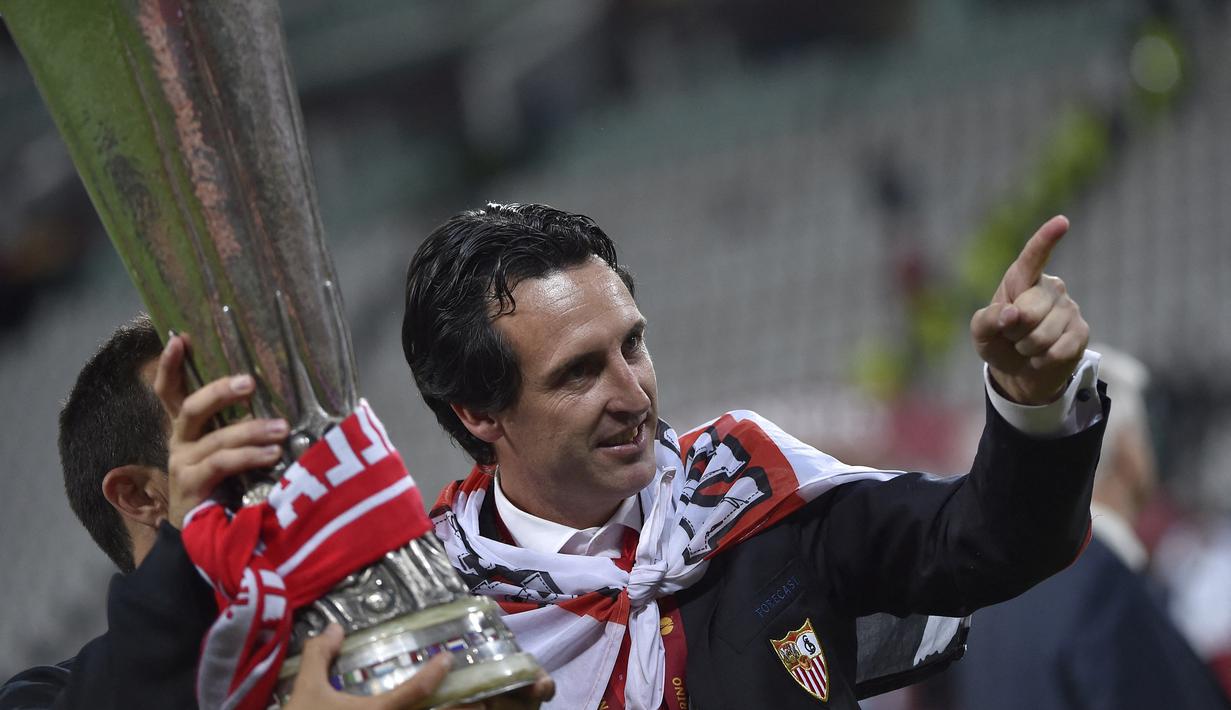 Unai Emery merebut gelar pertama Liga Europa bersama Sevilla di musim pertamanya menukangi Sevilla pada musim 2013/2014. Di partai final yang dilangsungkan di Juventus Stadium, Turin, 14 Mei 2014, Sevilla mengalahkan Benfica melalui adu penalti. (AFP/Marco Bertorello)