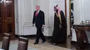 Presiden AS, Donald Trump dan Wakil Putra Mahkota Arab Saudi, Mohammed bin Salman menuju ruang makan resmi Gedung Putih, Selasa (14/3). Pertemuan dengan Mohammed merupakan yang pertama kalinya sejak Trump dilantik sebagai presiden. (NICHOLAS KAMM/AFP)