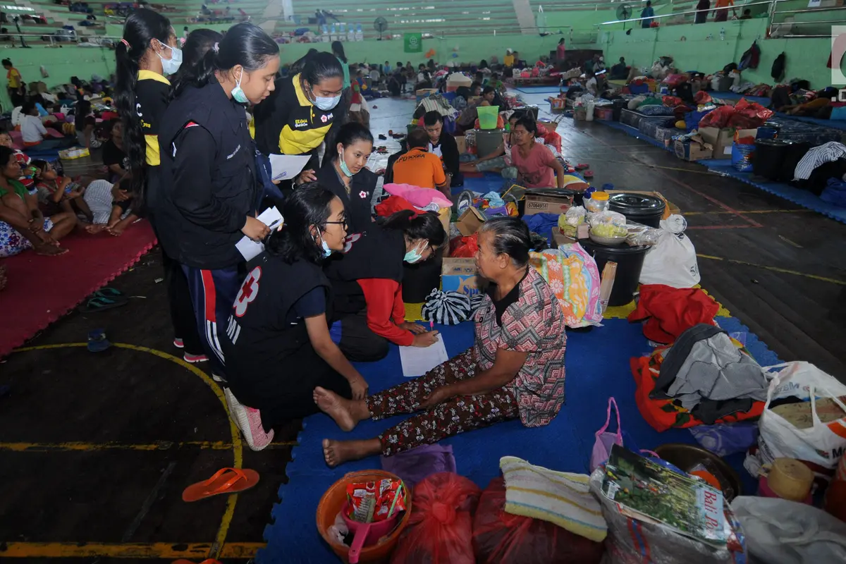 Pengecekan Administrasi Pengungsi Terdampak Gunung Agung
