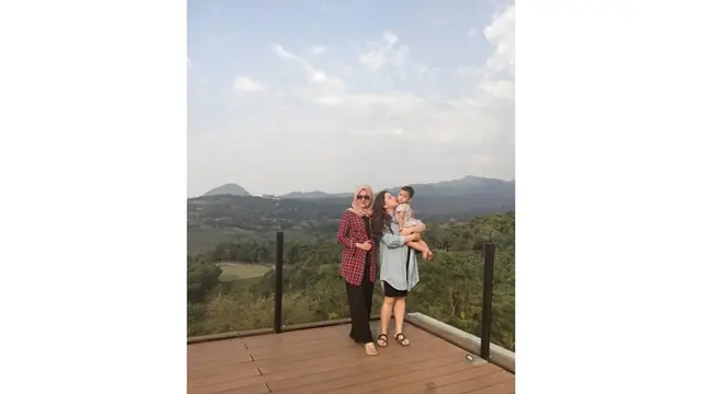 Bak Adik Kakak, Ini 6 Momen Kedekatan Vicky Shu dengan Ibunda