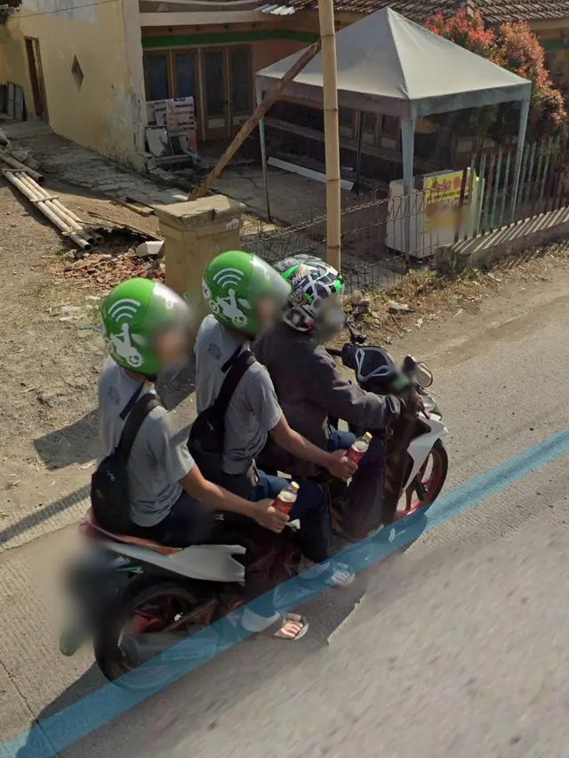 6 Foto Pengguna Jalan 'Ngebug' di Google Street View Ini Malah Bikin Bingung