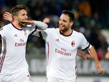 Pemain AC Milan, Fabio Borini dan Giacomo Bonaventura berselebrasi setelah mencetak gol ke gawang Ludogorets Razgrad pada laga leg pertama babak 32 besar Liga Europa di Ludogerts Arena, Jumat (16/2). AC Milan sukses menumbangkan Ludogorets 3-0. (AP Photo)