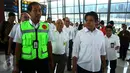 Dirjen Perhubungan Udara Agus Suasanto (kanan) didampingi Direktur Angkasa Pura II Muhammad Awaluddin usai meresmikan penerbangan perdana Internasional di Terminal 3 Internasional Bandara Soekarno Hatta, Tangerang, Banten, Senin (1/5). (Liputan6.com)