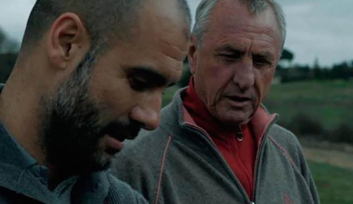 Johan Cruyff berbincang dengan pelatih Bayern Munchen, Pep Guardiola. Mantan pelatih Barrcelona ini merupakan bekas anak asuh Cruyff di Barca, Pep kerap disebut sebagi titisan pria Belanda itu karena taktik bermainnya yang mirip. (Twitter)