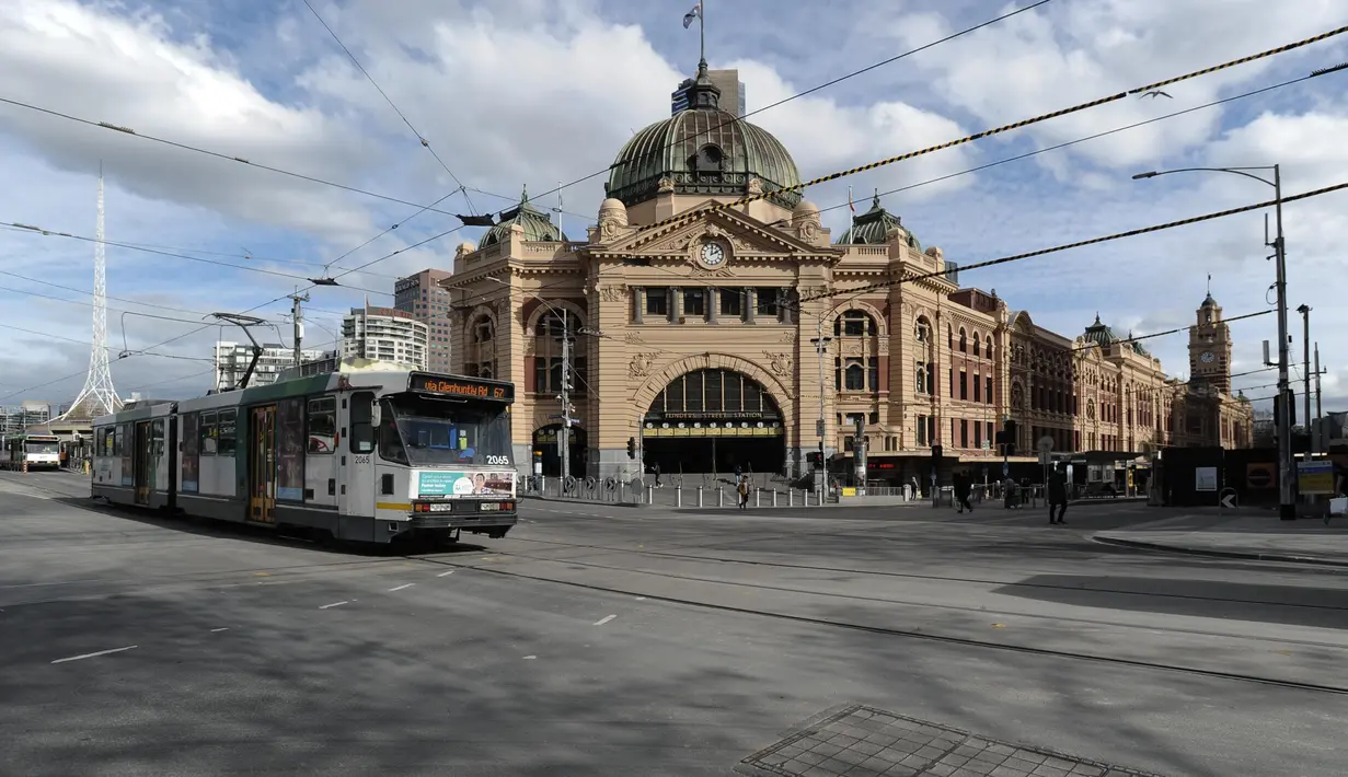 Sebuah jalan di Melbourne, Australia (3/8/2020). Negara Bagian Victoria mengeluarkan Status Darurat Bencana, sementara ibu kotanya, Melbourne memasuki pembatasan Tahap 4 dengan aturan yang lebih ketat sebagai upaya untuk membatasi pergerakan masyarakat dan penyebaran COVID-19. (Xinhua/Bai Xue)