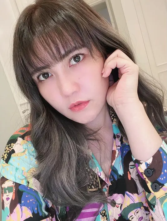 Namun di sisi lain, Via mengaku belum berani melangkah ke jenjang pernikahan. Mengingat statusnya sebagai anak pertama dan masih memiliki adik yang harus diurusnya. (Instagram/viavallen)