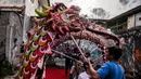 <p>Kelompok atraksi Liong berlatih jelang perayaan Tahun Baru Imlek di Bogor, Jawa Barat, 9 Januari 2023. Tahun Baru Imlek 2023 akan jatuh pada 22 Januari. (ADITYA AJI/AFP)</p>