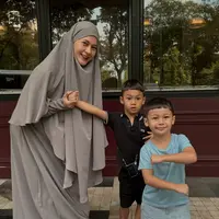 Paula Verhoeven dan keduanya anaknya, Kiano dan Kenzo. [@paula_verhoeven]