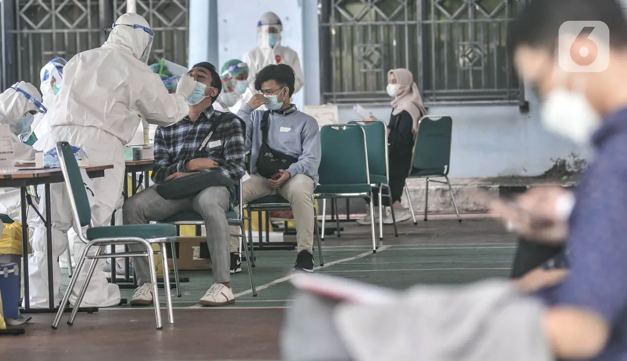 Peserta UTBK SBMPTN 2021 menjalani tes swab antigen di Kompleks UNJ, Senin (12/4/2021). UNJ bekerja sama dengan BNPB dan Dinkes DKI Jakarta menggelar tes swab antigen gratis bagi peserta UTBK SBMPTN 2021 yang merupakan syarat wajib sebelum mengikuti ujian. (merdeka.com/Iqbal S. Nugroho)