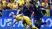 Bermain di Fussball Arena, Timnas Belanda lebih dulu mengambil inisiatif serangan. (Fabrice COFFRINI/AFP)