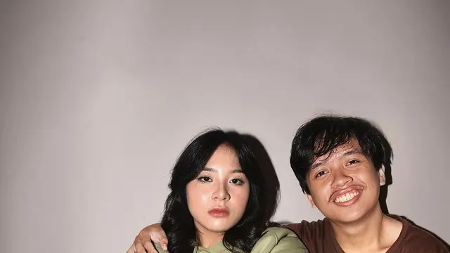 6 Editan Foto Cowok Bareng Zee dan Freya JKT48 Ini Halu Banget, Kocak